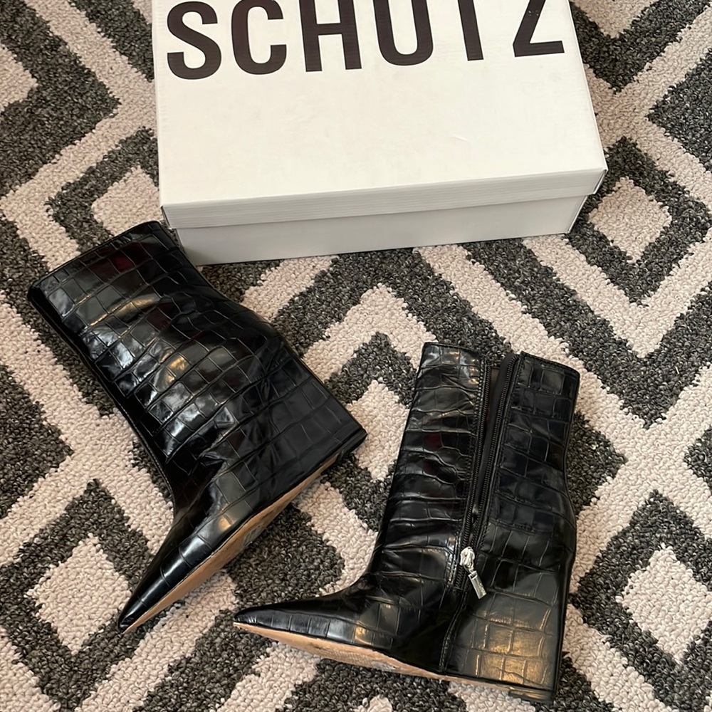 Beautiful Schutz Wedge midi boots in black croc - size 6.5